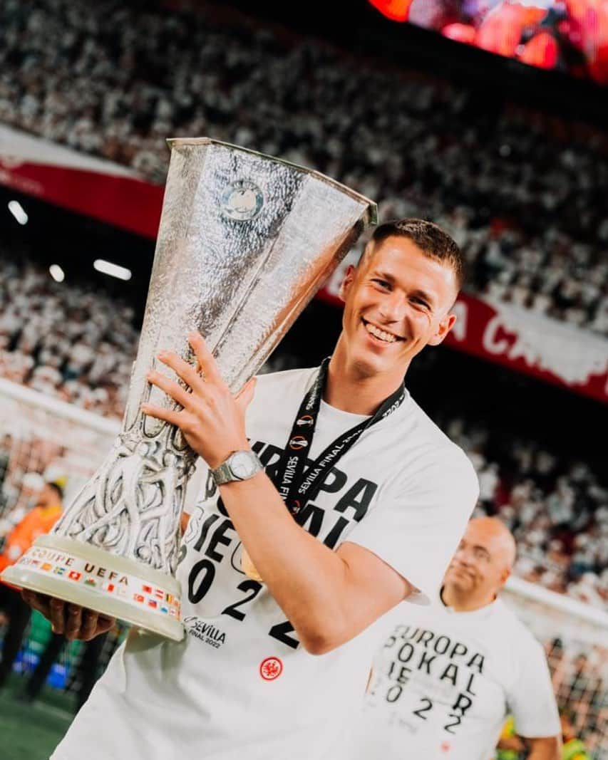 エリック・ドゥルムのインスタグラム：「#SGEuropapokalsieger ❤️🏆」