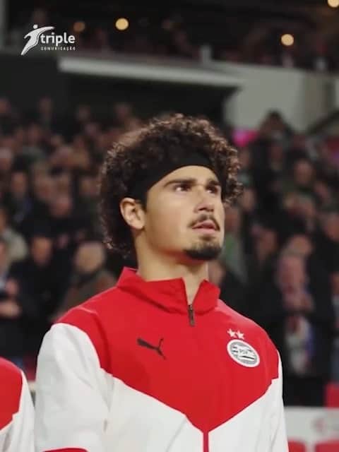 のインスタグラム：「Chegou ao fim a minha primeira temporada pelo clube. Com muito trabalho e dedicação, conquistamos dois importantes títulos, contra o nosso maior rival, e competimos muito bem em todas as competições que disputamos. Tivemos um grande apoio da nossa torcida e acredito que foi um ano bastante produtivo. Ao longo do período, tive que superar alguns desafios, mas tudo serve como aprendizado. Tenho certeza de que na próxima temporada voltaremos ainda mais fortes para seguirmos brigando por troféus, pois o PSV tem muita história e tradição e não merece menos que isso. . . . EENDRACHT MAAKT MACHT 👊」