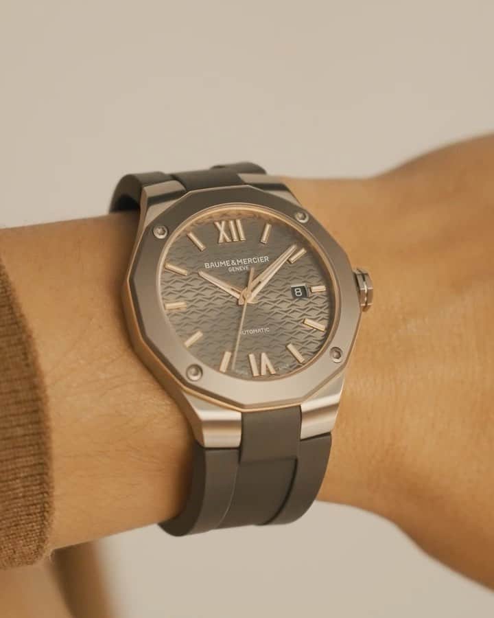 のインスタグラム：「Our newest Riviera, hand-in-hand with gold PVD, accompanies you to your outings. You can change the strap according to your daily mood. -- Riviera 10660 42mm, Automatic, Satin-finished stainless steel case, Slate-grey dial, Scratch-resistant sapphire crystal , Sandblasted titanium bezel, equipped with 4 sandblasted steel screws, 38 hours power reserve, Fast Strap interchangeable system. -- #BaumeetMercier  #Riviera #Since73  #WatchCollector  #DailyWatch  #Watches #Watch #SwissMade #WatchOfTheDay #WatchesOfInstagram #WatchLover #WatchAddict #WristWatch #InstaWatch #InstaWatches #Timepiece #WatchMaking #Style」