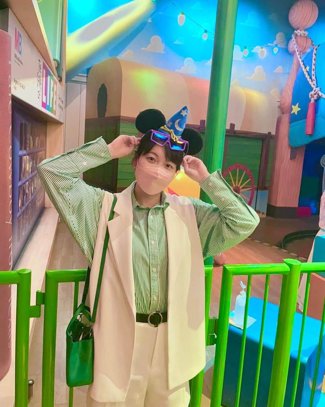 持田早智のインスタグラム：「.  お久しぶりの投稿です！⭐️  . ディズニーシーに行ってきました！🐭🏰 めっちゃ空いてました！ 予想の3倍は空いてる！！ 平日行くのめっちゃおすすめです！ . . #ディズニーシー#disneysea  #黒髪ショート #夏ディズニー  #夏コーデ#夏服コーデ  #ジレコーデ」