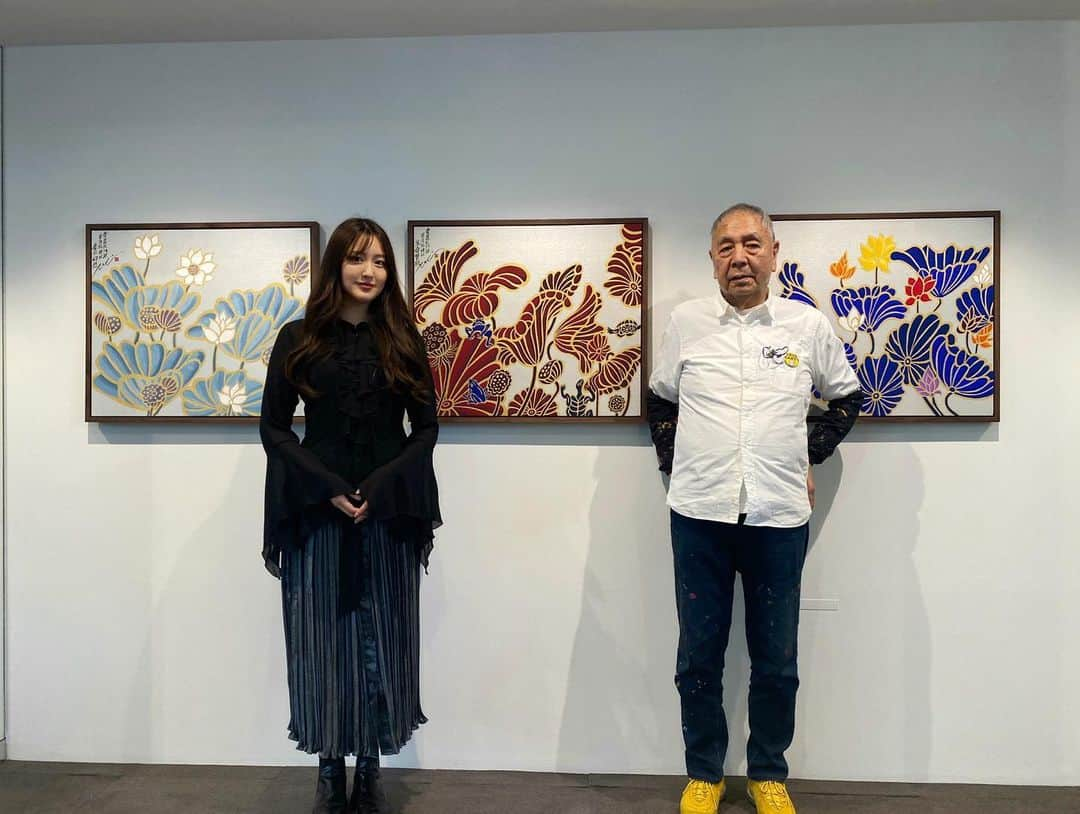 小柴綾香のインスタグラム：「キュレーターとして参加させて頂いている ロックな壁画絵師・木村英輝の個展　"Ki-yan Collection"が 本日からB&B Italia Tokyo @beb_italia_japan にてスタート致しました！  内田裕也さんやCharさん等のプロデュースをした日本ロック界の父が、60歳で突然の絵描き宣言。 そこから20年の間に、国内外250ヶ所以上で壁画を制作してきました。 本展示は木村さんが生涯最初で最後に絵画タイプの作品を販売する貴重な機会となります。  是非皆さま、お越しください✨ お問い合わせが殺到しておりますので、ご関心をお持ちの作品がある方は早めにご連絡をください〜！！  会期：2022年5月19日（木）〜29日（日）  ※オープニングレセプション 20日（金）18時〜20時  開場時間：11時〜18時 定休日：水曜 会場：B&B Italia Tokyo showroom 107-0061 東京都港区北青山２丁目5-8 青山OM-SQUARE  1F」