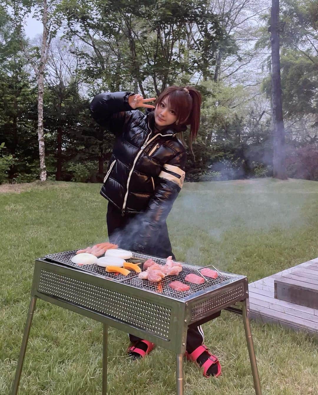 のインスタグラム：「. こんなに騒がしくなく、ゆったーり食べれて楽しいBBQ初めてしたかも、、、🤭🍖🔥 ちょっと寒かったので5月なのにダウン着てますが𐤔𐤔‬‪𐤔 生まれて初めて そらまめ食べた！笑 食べれたー🙌 ・‥…━━━☞・‥…━━━☞ #バーベキュー #BBQ #みんなBBQで食べるのは何が1番好き ？#今回は  #ソーセージ #椎茸 #お肉 #かぼちゃ #玉ねぎ #パプリカ #がおいしかった #ほぼ全部 #笑  #photo #Instagram」