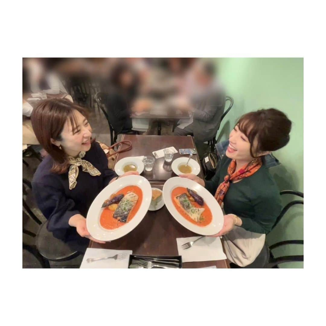 久保井朝美さんのインスタグラム写真 - (久保井朝美Instagram)「😋 モーニングCROSSで 共演していた草子ちゃん❤️ 同い年です👭✨  SPY×FAMILYファン という嬉しい共通点も😍  そして 食いしん坊なのも一緒🤤  ボリューム満点の サーモン300gを目の前に🍴  カレー🍛 チーズケーキ🧀 かき氷🍧 パン🥐 焼菓子🧁🍪 横丁や立ち飲み🍻  食べている間に 食べ物の話を繰り広げました😂  #同い年コンビ #菅原草子 #弁護士 #久保井朝美 #気象予報士 #spyfamily #スパイファミリー #スパイファミリー好きな人と繋がりたい #トマトクリームソース #サーモンソテー #パリアッチョ #丸の内仲通り」5月19日 23時20分 - asami_k920