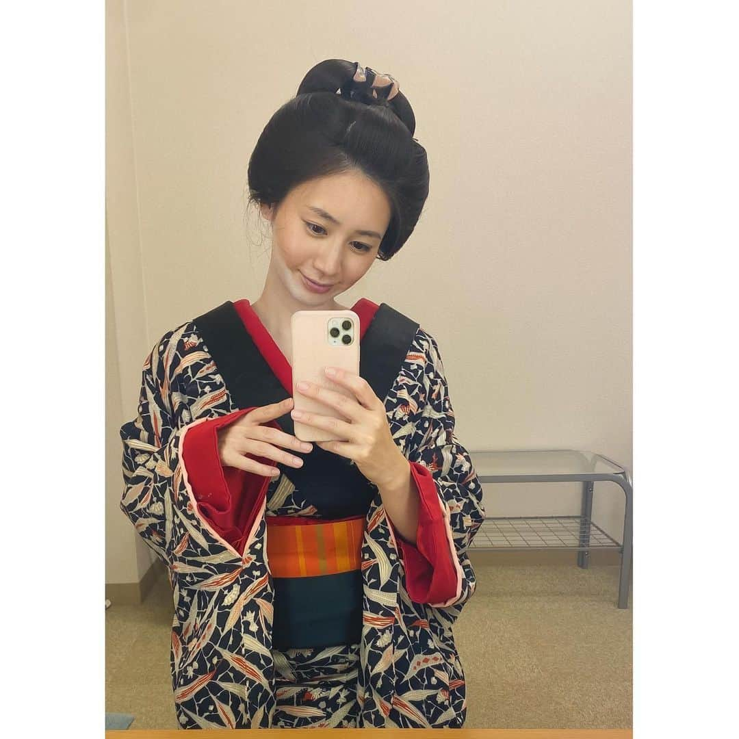 篠原真衣さんのインスタグラム写真 - (篠原真衣Instagram)「捜査一課長ご覧いただきありがとうございました😊 どこまでも真っ直ぐに突き進んだ愛と正義の人、そんな諸星秋子でした。  メッセージも沢山送って下さって、とっても嬉しいです。皆さんが各々、いろんな風に感じとってくれていて、読んでいて私も楽しいです。ひとつひとつ読ませていただき、力漲ってます❤️‍🔥ありがとうございます😊  そして明日5月20日(金)は NHK BSプレミアム BS時代劇　大岡越前6『盗まれた十手』 よる8時から こちらも是非🧡 明日は夜鷹のおぎんさんです🦅🌝 #NHK#時代劇#大岡越前#BSプレミアム #大岡越前6」5月19日 23時40分 - shinomai425