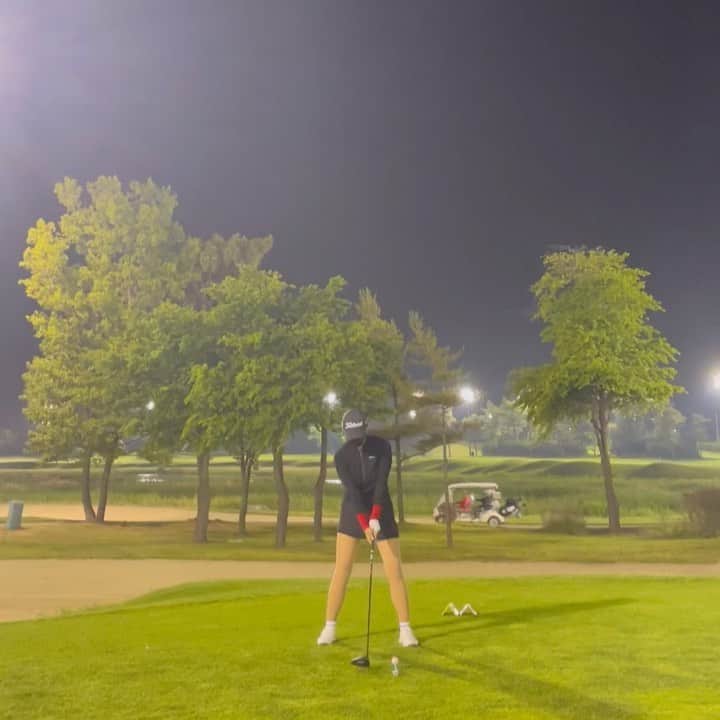 リュ・ジヘのインスタグラム：「⛳️  #캘러웨이로그 #드라이버스윙 #골프스타그램 #골프」