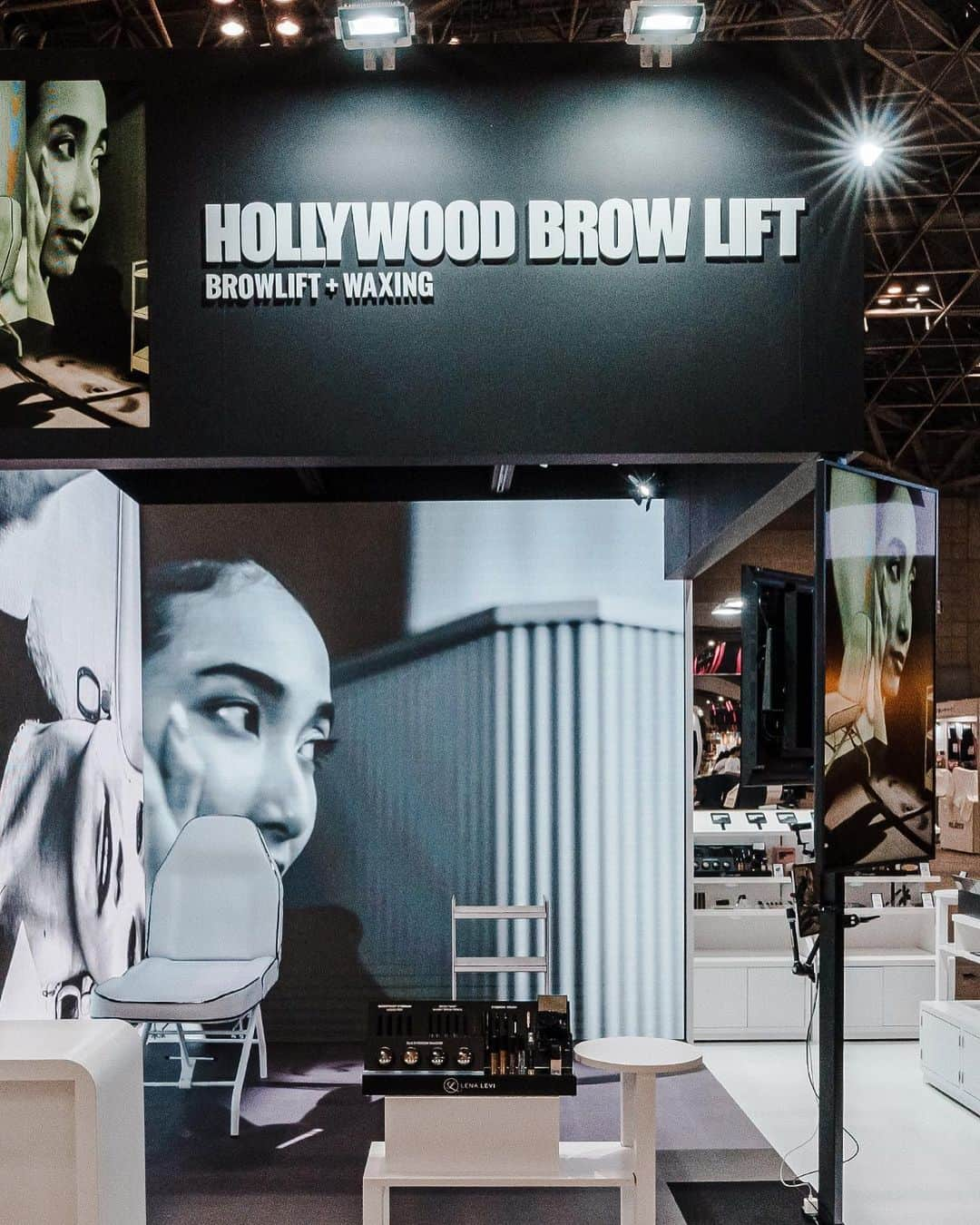 SAKURAさんのインスタグラム写真 - (SAKURAInstagram)「チームって最高 @hollywoodbrowlift  #BWJ2022 #beautyworldjapan  #hollywoodbrowlift  #hblbwj2022」5月20日 0時40分 - sakura_____julia