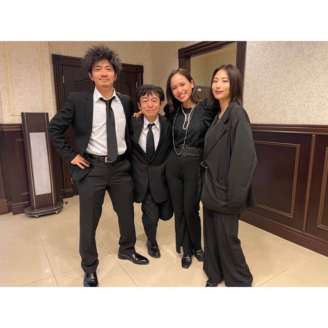 のインスタグラム：「. #探偵が早すぎる ご視聴ありがとうございました。 今日の放送をもって、劇団美津山兄妹は解散です。 ほんとにこの兄姉弟役お3方が凄すぎて毎撮影が刺激的すぎる日々でした。 とにかくアドリブがひどい、あ、すごい。半分以上アドリブだし、オンエア見ると9割はカットされてるので(笑)、撮影場所にいらした身内の特典の日々だったんだなと今日OA見ててもしみじみ。 沢山勉強させていただき、この作品の掟破り連続の作品作りに参加できて本当に光栄でした。 残り最終回までも視聴者として、楽しみです！皆さんも一緒に☺︎ 明日香の変装やファッション、メイクのソロショット次投稿に載せますね🌸」