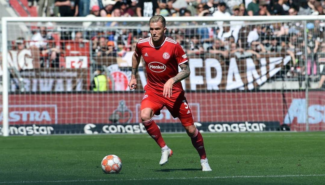 アンドレ・ホフマンのインスタグラム：「Seite an Seite! 🔴⚪️ @f95 #team」