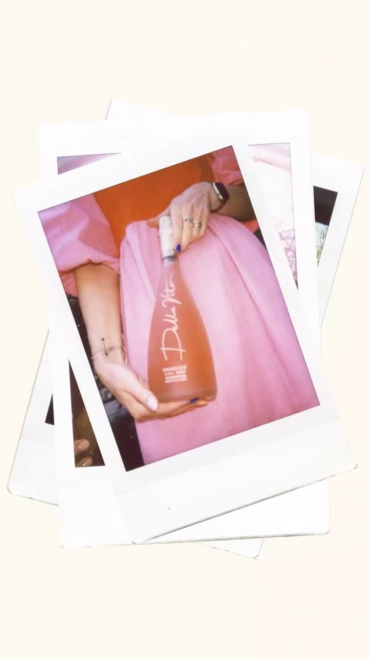 カーラ・デルヴィーニュのインスタグラム：「After a good few trips to Italy, a million tastings and about 40 different shades of pink…. finally DV ROSÉ is LIVE. 🌹   Me, Pops and Chloe are so excited to see the good times you have over a bottle.    If you’re in the UK, you can order our new Prosecco Rosé @della_vite.  @della_vite @kjfowles @lisapotterdixon @poppydelevingne @cdelevingne」