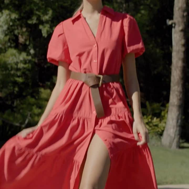 ブロシュウウォーカーのインスタグラム：「The most romantic dress to own, now in fiery Carmine red ❤️」