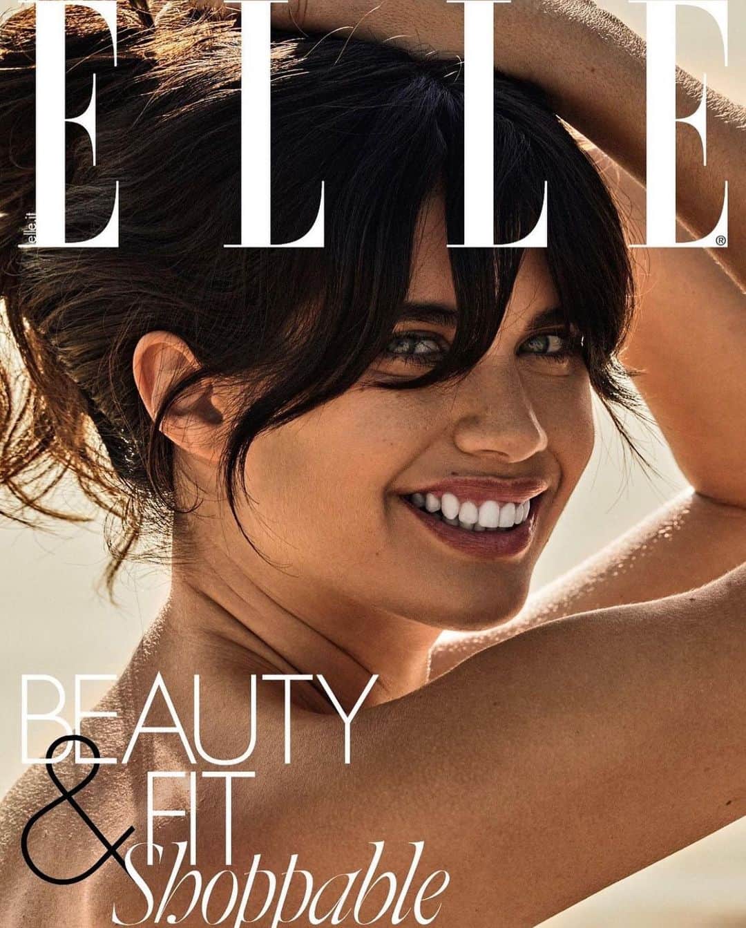 サラ・サンパイオのインスタグラム：「New  @elle_italia beauty cover. Shot by @simonuptonpics styled @micaelasessa」