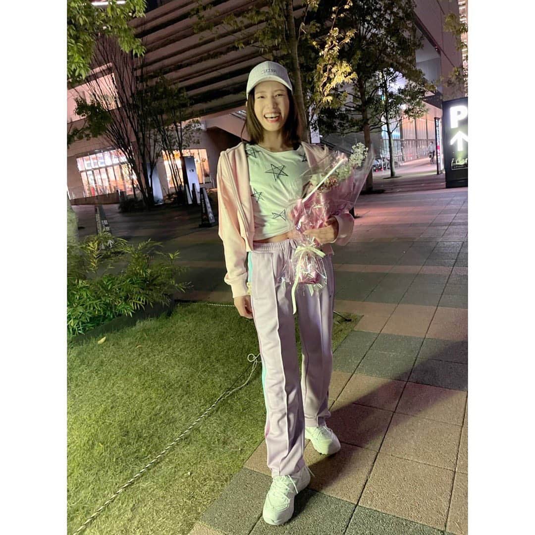 のインスタグラム：「． #探偵が早すぎる　@hayasugi_tantei  明日香ファッション👗 (中に変装も多いですが) 「色がビビットで、アニマル柄で、お金ないのに絶対誰かに貢いでもらってるなって良い物を纏っている」がテーマでした。 全てではありませんが、他も沢山のパターン着させて頂きました✨ #美津山明日香 次投稿にメイク中心💄」