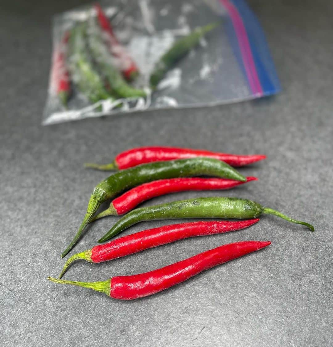 のインスタグラム：「🌶料理に唐辛子をよく使いますが🌶一度に全部使い切れない時は🌶冷凍しています❄️使う時には冷凍のまま細かく刻んで使用します❣️ Freeze any leftover fresh chillis in a bag. It's easy to take one out when needed and just mince it still frozen🌶  🕊Peace & Kindness🕊  ✨May all your dreams come true✨  #唐辛子 #冷凍保存 #冷凍」