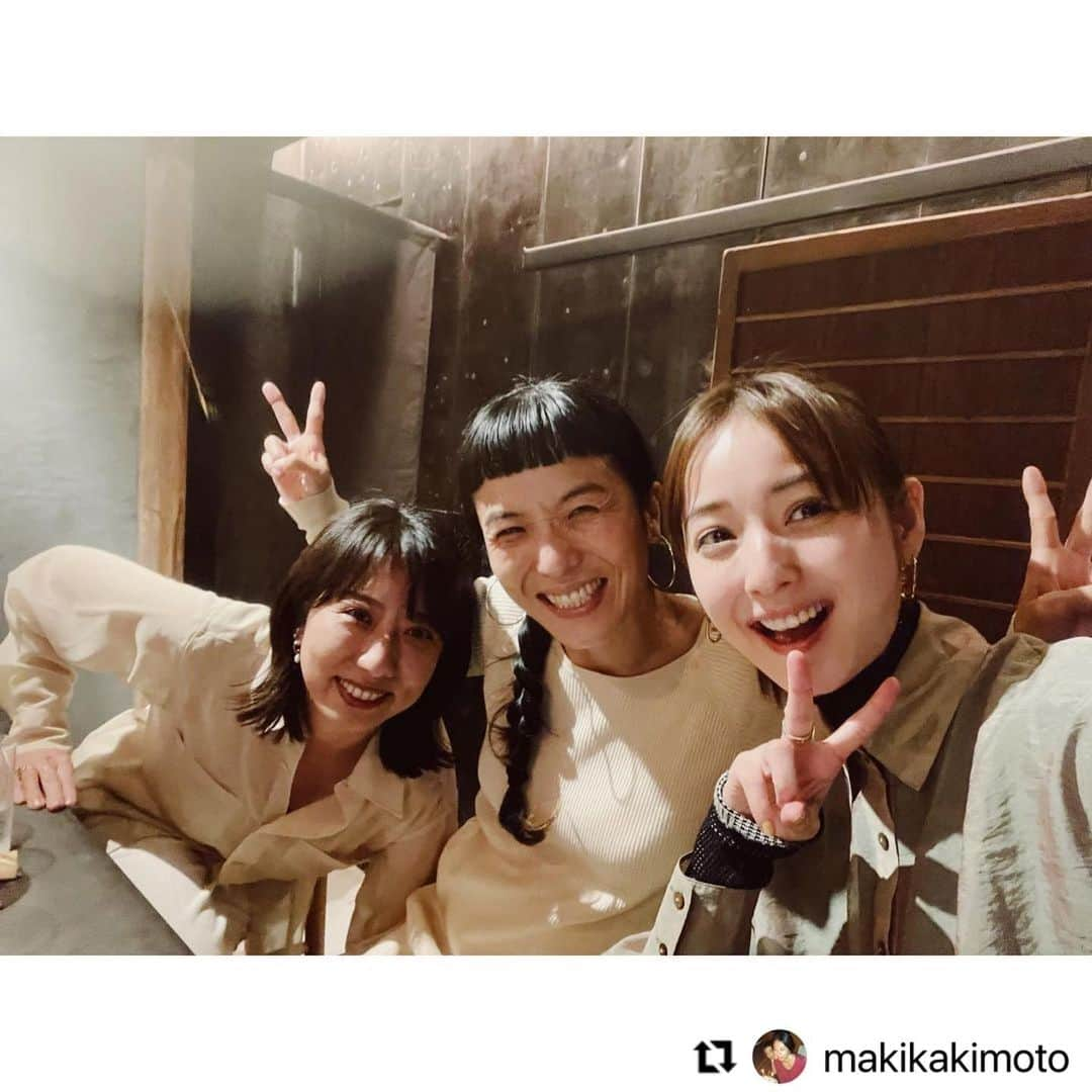 佐々木希さんのインスタグラム写真 - (佐々木希Instagram)「まきちゃんいつもありがとう♡ 会う度に心が解ける。。 そして、話している時の言葉の使い方やチョイスにいつもセンスが良い人だなぁって尊敬するし、真似できないなぁって思う。 素敵な女性🥺 そしてまきちゃんの隣にはよくアッコが居るんだけど、2人が本当にナチュラルで最高。2人のバランスの良さにいつも可愛いなぁもう♡って思いながら見てるのがまた最高。  #Repost @makikakimoto with @make_repost ・・・ my work for @mimollet  BRUTUSナチュラルワイン号の表紙となった佐々木希ちゃん。その時の撮影話は2ポスト前に書きましたが、この時のインタビュー続編がmimoletに記事となっています。 BRUTUSでは話し切れなかったナチュラルワイン愛をたっぷりお聞きしました。 これらの写真は一部で、今まで色々一緒に飲みに出かけましたが、いつだってよく飲みよく笑いよく質問して楽しそうな希ちゃん。  「嫌いなリストを増やすのではなく、好きなリストをどんどん増やしていきたい。もちろん、例えばこんな肉料理にはこんな赤ワインが合う、などの相性はあると思います。 けれど、自由でいいと思うんです。組み合わせなどを先に考えるのではなく、まず基本は感覚でいたい。気候やテンション、体調、誰と飲んでいるのか、話している内容、そういうことで飲みたいワインは変わるもの。すごく晴れている日には酸味のある微発泡を飲みたくなるし、重たいワインが続いた後は急に軽い微発泡に戻りたくなる時もある。シリアスな話をしている時は重ためのオレンジが飲みたくなったり、そうしてその時の感覚に合うものを素直に楽しむのがベストなんじゃないかなぁと思っています。もちろん知識はあるといいけれど、それに縛られないでいたい。縛られることなく自由に好きな気持ちを大切にしながら楽しんでいくということが、ナチュラルワインという存在にも沿っているんじゃないかなと思うんです。」 という言葉は、本当にその通りだと思う。 私もルールや縛り、ラベルなどにとらわれず、自由に楽しんで生きていきたい。  mimolletご一読ください🍷  #kakimotomakiwork  #佐々木希　#naturalwine」5月20日 11時56分 - nozomisasaki_official