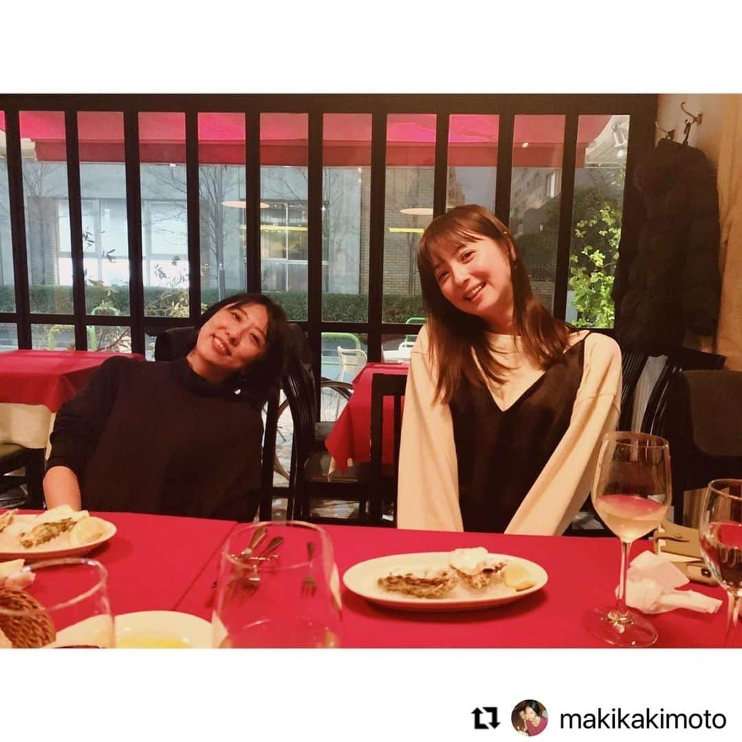 佐々木希さんのインスタグラム写真 - (佐々木希Instagram)「まきちゃんいつもありがとう♡ 会う度に心が解ける。。 そして、話している時の言葉の使い方やチョイスにいつもセンスが良い人だなぁって尊敬するし、真似できないなぁって思う。 素敵な女性🥺 そしてまきちゃんの隣にはよくアッコが居るんだけど、2人が本当にナチュラルで最高。2人のバランスの良さにいつも可愛いなぁもう♡って思いながら見てるのがまた最高。  #Repost @makikakimoto with @make_repost ・・・ my work for @mimollet  BRUTUSナチュラルワイン号の表紙となった佐々木希ちゃん。その時の撮影話は2ポスト前に書きましたが、この時のインタビュー続編がmimoletに記事となっています。 BRUTUSでは話し切れなかったナチュラルワイン愛をたっぷりお聞きしました。 これらの写真は一部で、今まで色々一緒に飲みに出かけましたが、いつだってよく飲みよく笑いよく質問して楽しそうな希ちゃん。  「嫌いなリストを増やすのではなく、好きなリストをどんどん増やしていきたい。もちろん、例えばこんな肉料理にはこんな赤ワインが合う、などの相性はあると思います。 けれど、自由でいいと思うんです。組み合わせなどを先に考えるのではなく、まず基本は感覚でいたい。気候やテンション、体調、誰と飲んでいるのか、話している内容、そういうことで飲みたいワインは変わるもの。すごく晴れている日には酸味のある微発泡を飲みたくなるし、重たいワインが続いた後は急に軽い微発泡に戻りたくなる時もある。シリアスな話をしている時は重ためのオレンジが飲みたくなったり、そうしてその時の感覚に合うものを素直に楽しむのがベストなんじゃないかなぁと思っています。もちろん知識はあるといいけれど、それに縛られないでいたい。縛られることなく自由に好きな気持ちを大切にしながら楽しんでいくということが、ナチュラルワインという存在にも沿っているんじゃないかなと思うんです。」 という言葉は、本当にその通りだと思う。 私もルールや縛り、ラベルなどにとらわれず、自由に楽しんで生きていきたい。  mimolletご一読ください🍷  #kakimotomakiwork  #佐々木希　#naturalwine」5月20日 11時56分 - nozomisasaki_official