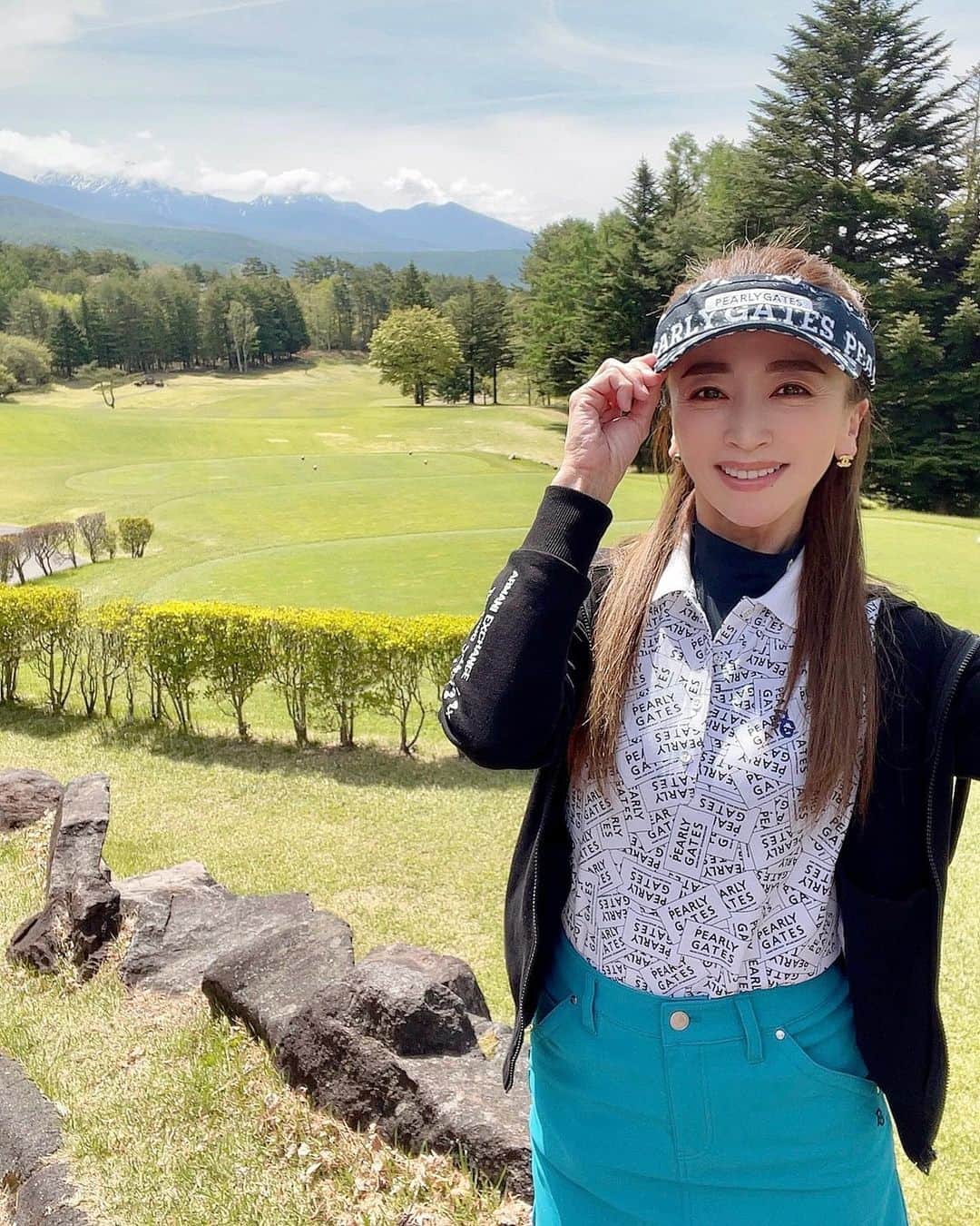 のインスタグラム：「高原ゴルフ⛳️に行ってきたよ😊  ゴルフ場は壮大な景色がお気に入りの @tateshinakogencc   遠くに八ヶ岳連峰の残雪が見えて 新緑がとてもキレイだったよ💕  高原ゴルフはボールがよく飛ぶから ほんと気持ちいい〜✨  お天気にも恵まれて満喫してきたよ♡  ウェアはお気に入りブランド @pearlygates_official だよ🌿  #ゴルフ#ゴルフ女子#女子ゴルフ#ゴルフ大好き#ゴルフ好き#ゴルフ好きな人と繋がりたい#ゴルフコーデ#ゴルフファッション#ゴルフウェア#ゴルフ初心者#ゴルフ男子 #スポーツ#スポーツ女子#パーリーゲイツ  #golf#golfer#golfwear#golffashion#golflife#instagolf#golfstagram#golflove#golfgirl#golfcourse#golfing#golfclub#glfswing#sports#高尔夫#골프」