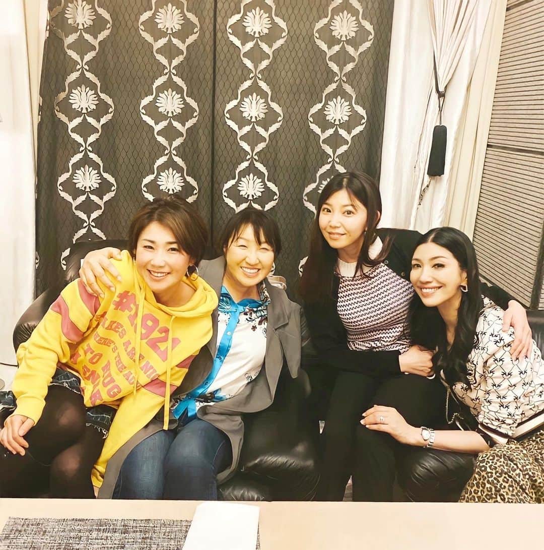のインスタグラム：「連日、大忙しで飛び回る中でも友達との時間も取れて心は癒されてます😊  仲良しのミカちゃん、みほ、なっちゃん（アンミカちゃんと古閑美保ちゃん、マネージャーのなっちゃん）と楽しい時間を過ごしたり。  亡くなった同期のお墓参りに ゆみちゃん、神ちゃん、女将（堀田祐美子選手、同期の神ちゃん、浅香山部屋の女将さん）と今年も仕事前にお墓参りにも行けたし。  名古屋に行く時、東京駅で… 仕事帰りの姪っ子、なっちゃんに偶然会えたし😀  名古屋では、中京テレビの息子と変わらない年のアナウンサータムタムこと（田村浩平アナ）とロケで昭和にタイムスリップしたり…  忙しく飛び回ってるけど これも遅いゴールデンウィークを6月に取る為（3日くらいね）  それでは〜皆さん またね😊💕  #アンミカ #古閑美保  #堀田祐美子  #浅香山部屋  #中京テレビ  #田村浩平アナウンサー」