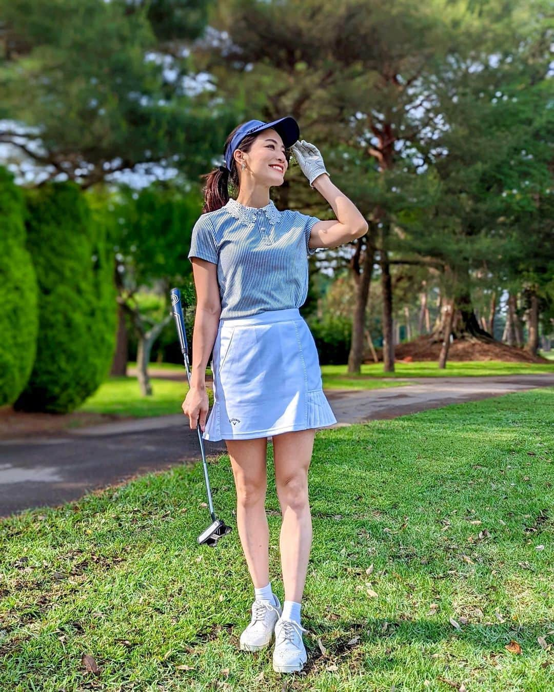 石井里奈さんのインスタグラム写真 - (石井里奈Instagram)「こんにちは💛 5月はゴルフシーズン⛳️ 今年は本当に毎週ゴルフを楽しんでる気がします🙆‍♀️💛 . 大好きな @callawayapparel_japan の春夏のウェアもとっても可愛くてよりゴルフにいきたくなる❣️ . このトップスは @classy_mag_insta の撮影の時にも着てたやつ🙆‍♀️襟がとっても可愛くて寒くなったらニットを合わせて襟だけ出しても可愛いよ💛 . ゴルフの後、めぐりズム 炭酸でやわらか足シート ラベンダーミントの香り ６枚入でケアしたらほんとに気持ちよくてやみつきになりました！スーッとふくらはぎの固まった筋肉が柔らかくなったような感じで、足がすごくスッキリした✨ これからゴルフの後はこれでケアしたい❣️ . 今日も頑張っていきましょう❗️ . #りなまるゴルフ #ゴルフ #ゴルフ女子 #golfstagram #ゴルフコーデ #ゴルフウェア #キャロウェイ #callaway #callawaygolf #callawayapparel #春ゴルフ #千葉ゴルフ #ゴルフスイング #ゴルフクラブ #ゴルフ初心者 #ゴルフシューズ #ゴルフ場 #ゴルフ好き #ドライバーショット #ドライバー #スイング動画 #ゴルフスイング動画 #ゴルフ動画 #golfwear #golffashion #golfswing #モニター #花王 #むくみケア #足ケア」5月20日 12時02分 - ri7tin1025