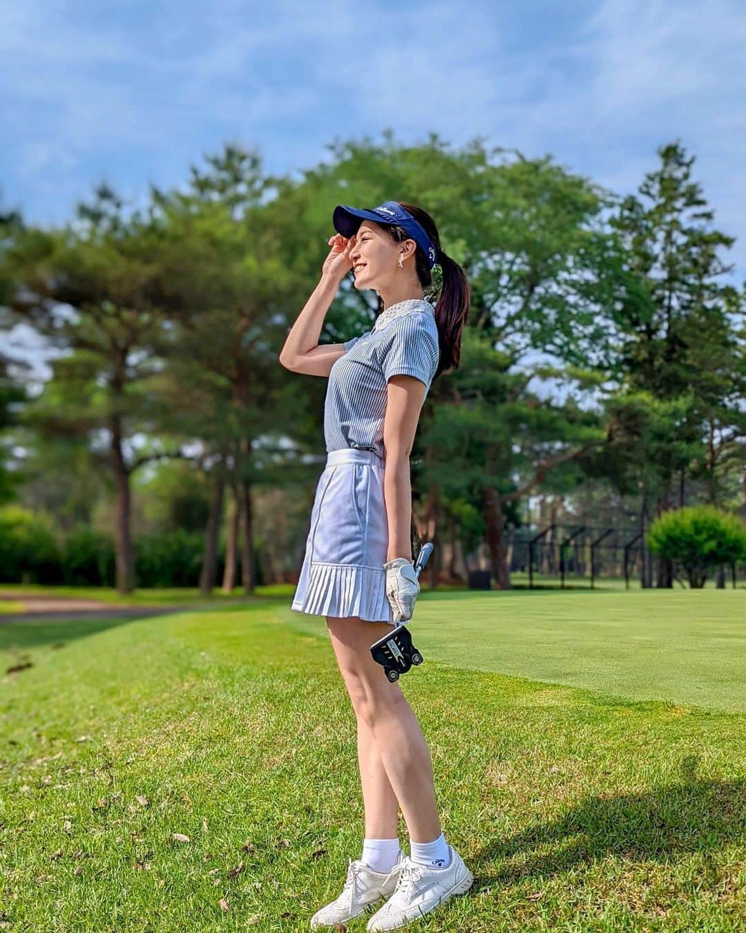 石井里奈さんのインスタグラム写真 - (石井里奈Instagram)「こんにちは💛 5月はゴルフシーズン⛳️ 今年は本当に毎週ゴルフを楽しんでる気がします🙆‍♀️💛 . 大好きな @callawayapparel_japan の春夏のウェアもとっても可愛くてよりゴルフにいきたくなる❣️ . このトップスは @classy_mag_insta の撮影の時にも着てたやつ🙆‍♀️襟がとっても可愛くて寒くなったらニットを合わせて襟だけ出しても可愛いよ💛 . ゴルフの後、めぐりズム 炭酸でやわらか足シート ラベンダーミントの香り ６枚入でケアしたらほんとに気持ちよくてやみつきになりました！スーッとふくらはぎの固まった筋肉が柔らかくなったような感じで、足がすごくスッキリした✨ これからゴルフの後はこれでケアしたい❣️ . 今日も頑張っていきましょう❗️ . #りなまるゴルフ #ゴルフ #ゴルフ女子 #golfstagram #ゴルフコーデ #ゴルフウェア #キャロウェイ #callaway #callawaygolf #callawayapparel #春ゴルフ #千葉ゴルフ #ゴルフスイング #ゴルフクラブ #ゴルフ初心者 #ゴルフシューズ #ゴルフ場 #ゴルフ好き #ドライバーショット #ドライバー #スイング動画 #ゴルフスイング動画 #ゴルフ動画 #golfwear #golffashion #golfswing #モニター #花王 #むくみケア #足ケア」5月20日 12時02分 - ri7tin1025