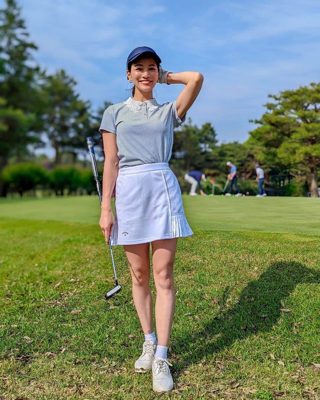 石井里奈さんのインスタグラム写真 - (石井里奈Instagram)「こんにちは💛 5月はゴルフシーズン⛳️ 今年は本当に毎週ゴルフを楽しんでる気がします🙆‍♀️💛 . 大好きな @callawayapparel_japan の春夏のウェアもとっても可愛くてよりゴルフにいきたくなる❣️ . このトップスは @classy_mag_insta の撮影の時にも着てたやつ🙆‍♀️襟がとっても可愛くて寒くなったらニットを合わせて襟だけ出しても可愛いよ💛 . ゴルフの後、めぐりズム 炭酸でやわらか足シート ラベンダーミントの香り ６枚入でケアしたらほんとに気持ちよくてやみつきになりました！スーッとふくらはぎの固まった筋肉が柔らかくなったような感じで、足がすごくスッキリした✨ これからゴルフの後はこれでケアしたい❣️ . 今日も頑張っていきましょう❗️ . #りなまるゴルフ #ゴルフ #ゴルフ女子 #golfstagram #ゴルフコーデ #ゴルフウェア #キャロウェイ #callaway #callawaygolf #callawayapparel #春ゴルフ #千葉ゴルフ #ゴルフスイング #ゴルフクラブ #ゴルフ初心者 #ゴルフシューズ #ゴルフ場 #ゴルフ好き #ドライバーショット #ドライバー #スイング動画 #ゴルフスイング動画 #ゴルフ動画 #golfwear #golffashion #golfswing #モニター #花王 #むくみケア #足ケア」5月20日 12時02分 - ri7tin1025