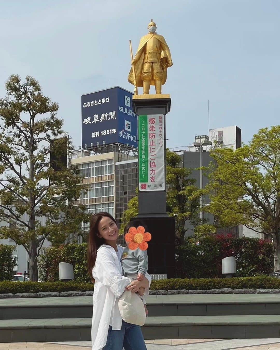 小屋春菜のインスタグラム：「楽天モバイルにして早 1 年！  育児をしていて携帯を見る機会も格段に少なくなり、安さ求めて楽天モバイルにしたいと旦那さんに申し出 た一年前📱 事務手数料が無料で最低利用期間や契約解除料も無いから電波悪かったらすぐ解約して他のキャリアに 戻そ〜くらいに思っていたのですが、不便な事が無いのでそのまま楽天モバイルユーザーに🧐  なんと、楽天回線エリアならデータ無制限で 2,980 円（税込 3,278 円）とのこと！  大手キャリアは家族割とかあるけど楽天モバイルはお一人様でも十分に安い。   だから旦那さんが別のキャリアでも問題無いし、乗り換えも Web で申し込みして、届いたピンクの SIM を入 れてちょっと設定するだけだからとっても楽でした♪  沖縄の離島などでも電波は通じていたし、東京に帰る時の首都高の地下でもマップは動くし全く問題無い💪🏻  この間は息子とフラッとドライブデートで黄金の信長をぼ〜っと見に行ってみたけど、  やっぱりここでも電波 4 本🥇 通信状況は my 楽天モバイルでいつでも確認できます♪   #楽天モバイル #楽天モバイルつながる#楽天回線エリア #黄金の信長 #PR」