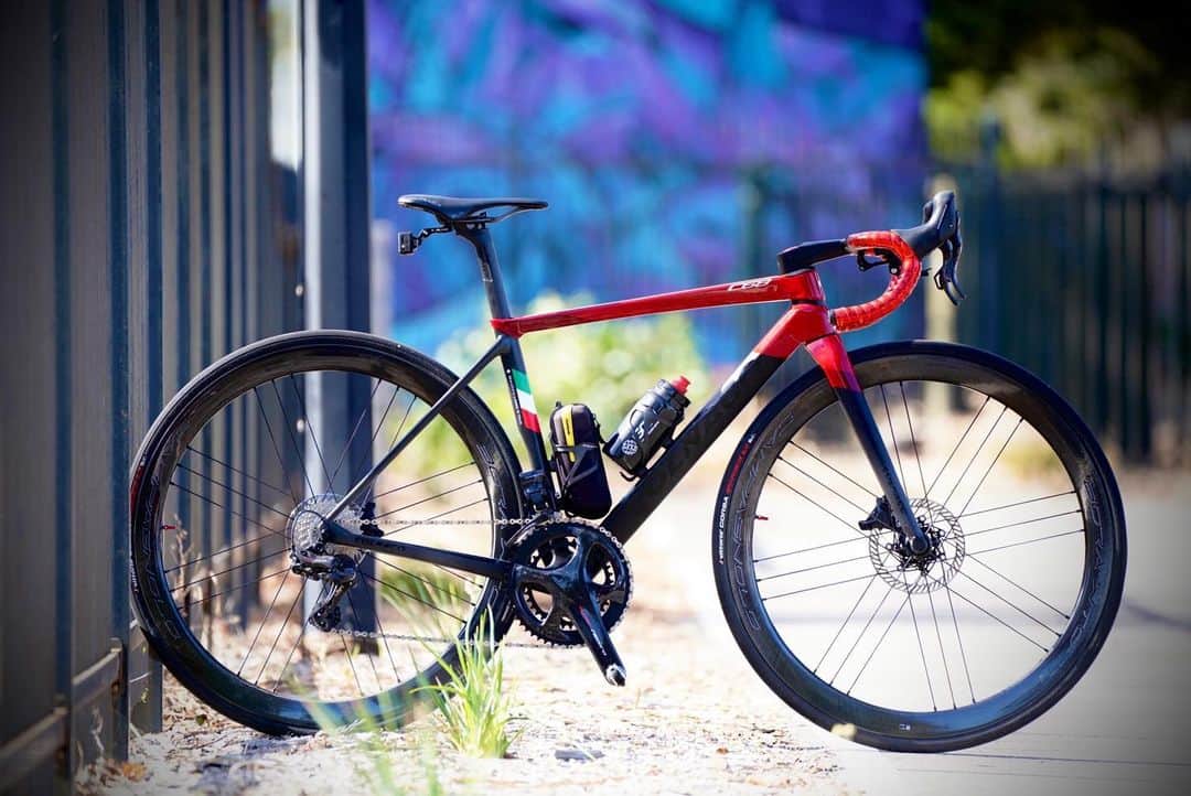土井雪広のインスタグラム：「やっと完成しましたColnago C68🥹  今回のニューバイク(colnago)もカンパニョーロsuper record EPSをチョイスしました😊  乗り心地最高に良い。  #colnagoc68」