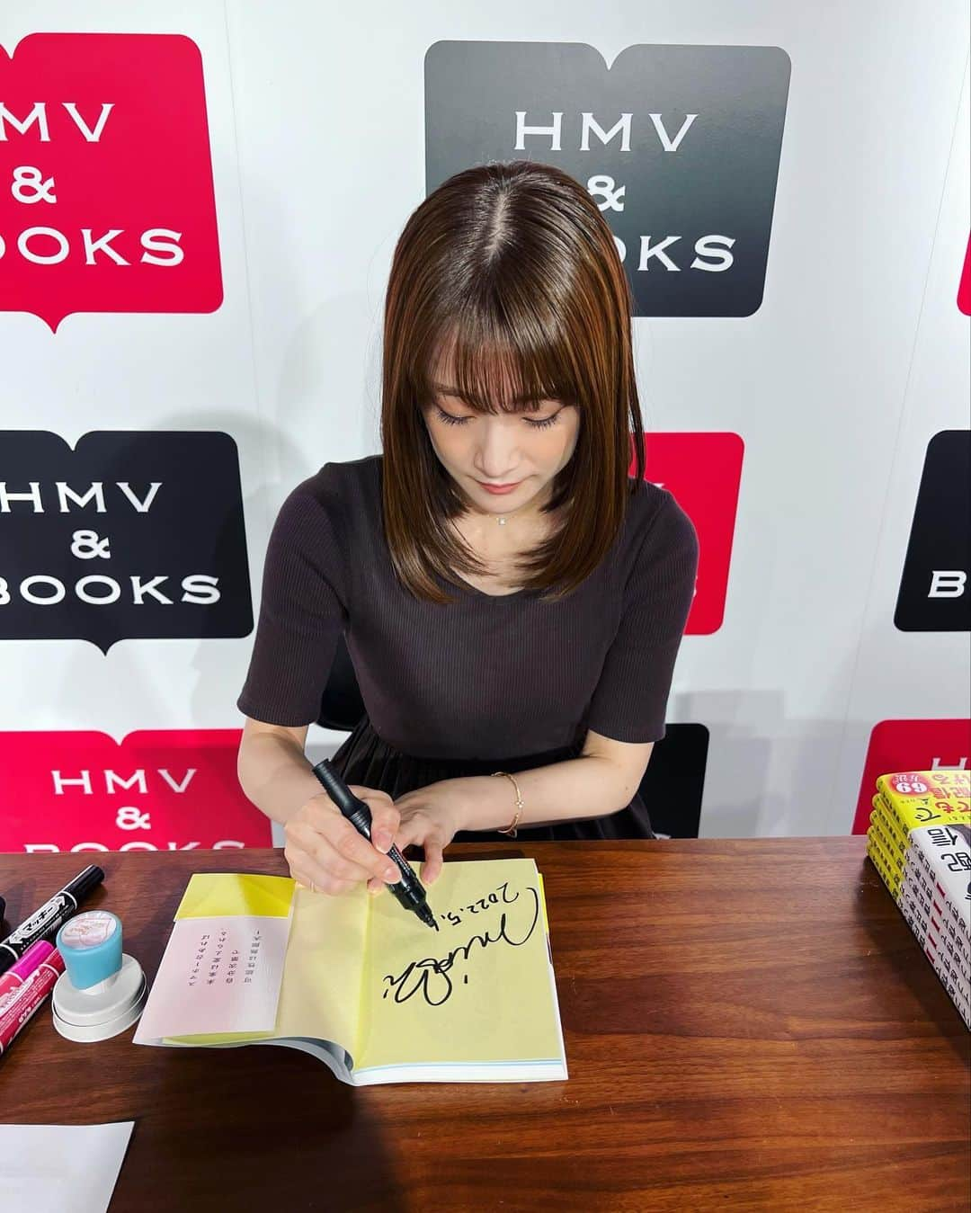 福岡みなみさんのインスタグラム写真 - (福岡みなみInstagram)「・ この前の 渋谷モディ6F HMV&BOOKS 渋谷店での サイン会めちゃくちゃ 楽しかったです🥰🥰🥰🥰  来てくださった方ありがとうございました！予定してたよりも少し人数が増えて押してしまってごめんね🙏🏻  並んでるファンの女の子達がめちゃくちゃ可愛かったって来てくれてた男子からのDMがいっぱい来てます🤣🤣🤣  確かにみんなほんとに1人残らず可愛かった。  ほーんとにありがとう✨  #hmv渋谷」5月20日 12時21分 - fukuokaminami373