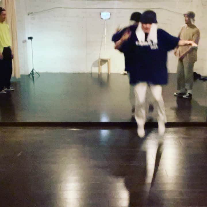 のインスタグラム：「ステップがすきなんやな〜 ステップ刻みながら 芝居も歌も人生も ステップアップや〜 #dance#bboy#freestyle#step#practice#actor#dancer」
