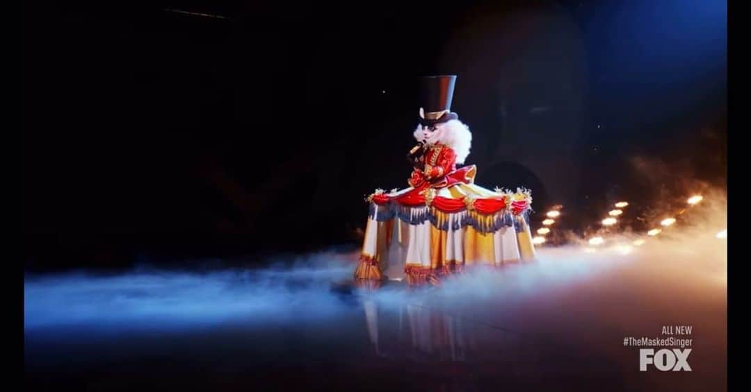 ヘイレイ・オランティアのインスタグラム：「@maskedsingerfox 🐱🎪 #TheMaskedSinger #Ringmaster」