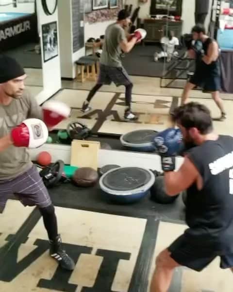 ジャック・ファライーのインスタグラム：「throwback thursday 🥊」