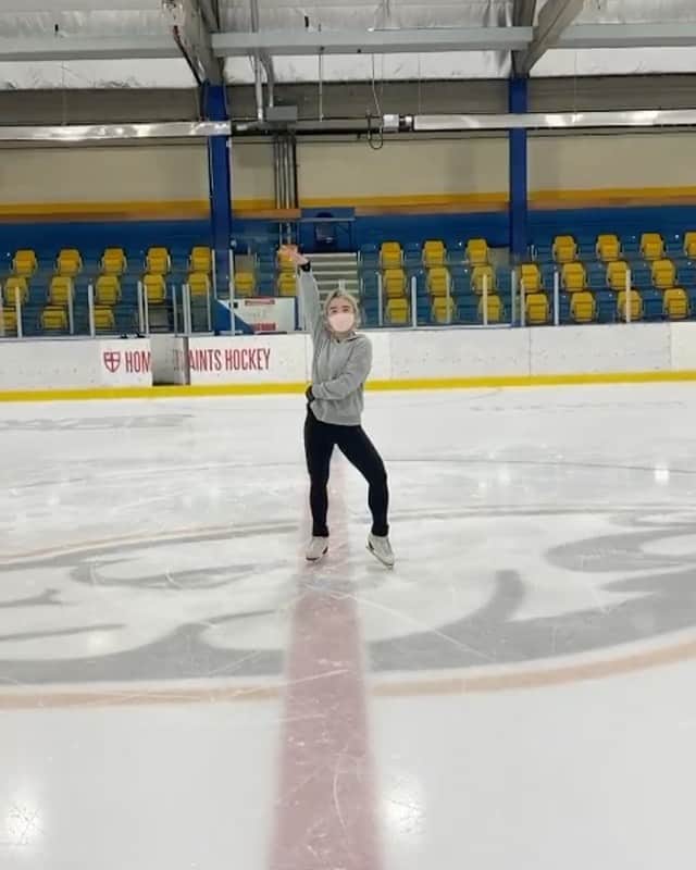 Megan Yimのインスタグラム：「Celebrating super star from Quebec @kariannejean1’s debut of the short program that we worked on together!!🤩🤩👏🏻👏🏻☺️☺️   Super fortunate to have gotten to work with @kdecelles and @kariannejean1 on this🥰 it was my first time choreographing remotely/online and they really made it a seamless experience for me☺️♥️   ALLEZ~~~🤪💪🏻🥳 @kdecelles @kariannejean1」