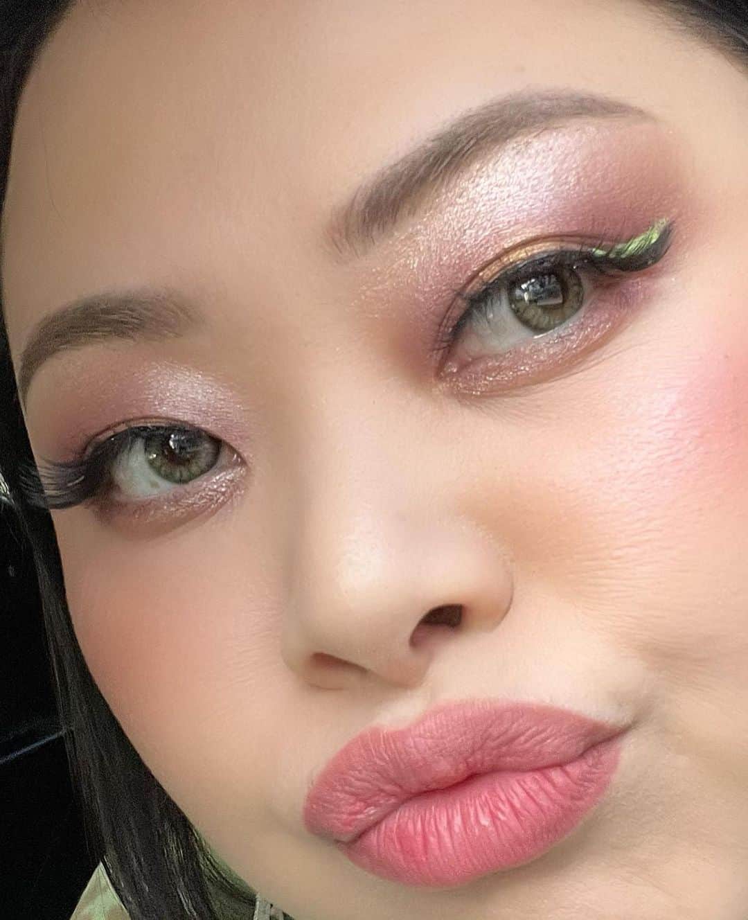 渡辺直美のインスタグラム：「Goodbye bleach eyebrows  眉毛がだいぶ生えてきたので 今日から黒眉毛にょ 黒パウダーぶち塗って黒眉マスカラぶっかけたら違和感なく仕上がった😂 2枚目の眉毛で出かけようと思ってたけど流石に虎すぎるから即描いたw 地味に上手くかけてるよね😂😂  アンチブリーチ眉毛の皆様お待たせいたしました😂  でもこれ出来るのわかったからブリーチしまくっちゃうにょ😂」