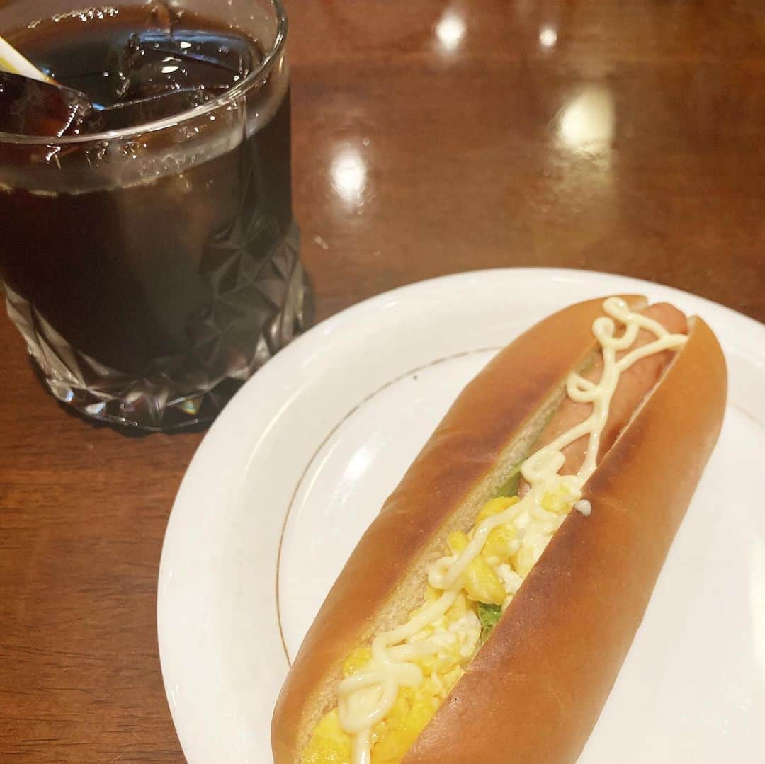 黒江美咲さんのインスタグラム写真 - (黒江美咲Instagram)「【茶房ぶらうん@金山駅】 金山駅から1分くらいの場所にある 喫茶店に行ってきました。 ドリンクに無料でついてくるモーニングは ウインナーと卵、ハーフ&ハーフが可能なホットドッグ。 老眼鏡の貸し出しがあったり、 手芸作品が飾ってあったりアットホームな雰囲気。 (なぜか能の面がたくさん飾ってある) コーヒー500円。美味しいコーヒーだった！  #愛知モーニング巡り#愛知モーニング開拓 #冷コーサイコー#金山モーニング」5月20日 8時36分 - kurosie