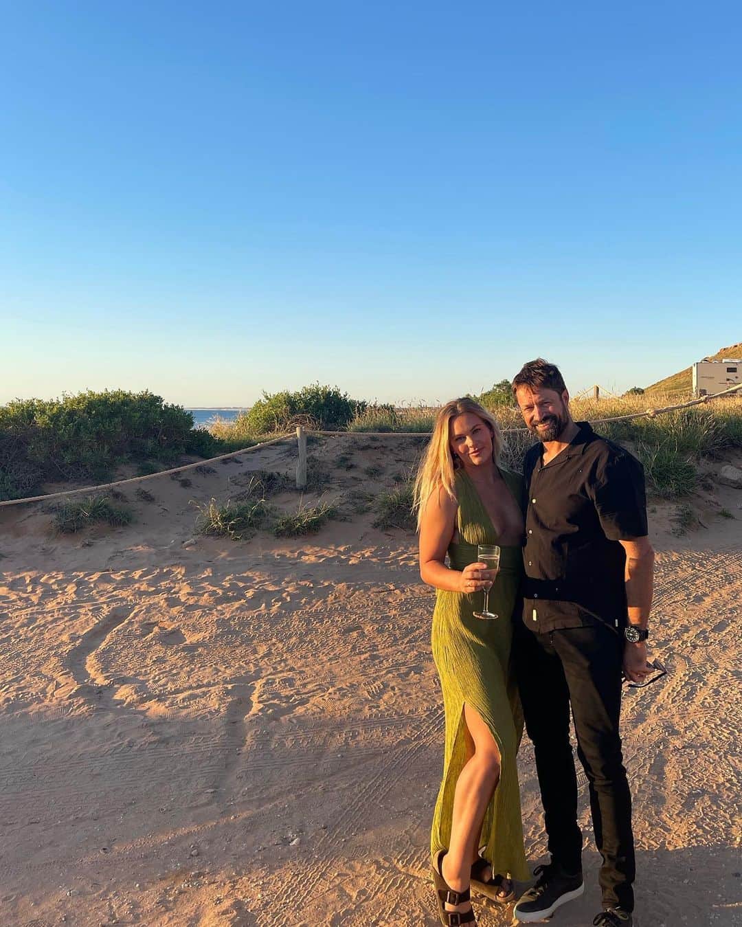 フェリシティー・パルマティアーのインスタグラム：「Can confirm: this is the most dressed up we’ve been in the desert but for good reason! Congrats to the Browns 👰🏼‍♀️🤵🏽 That was such a beautiful wedding 💕」