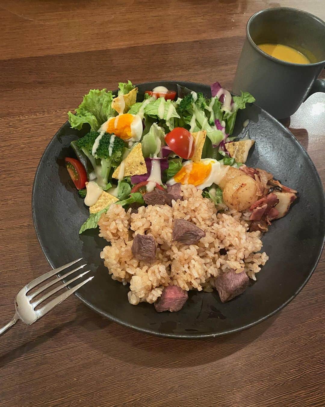畑野ひろ子のインスタグラム：「先日のご飯🍴 洗い物を減らしたいから、ワンプレート😅 トルティーヤチップをのせたサラダ🥗美味しかった🥰 カボチャのスープは、 @vitamix_japan を使うと本当あっという間😆」