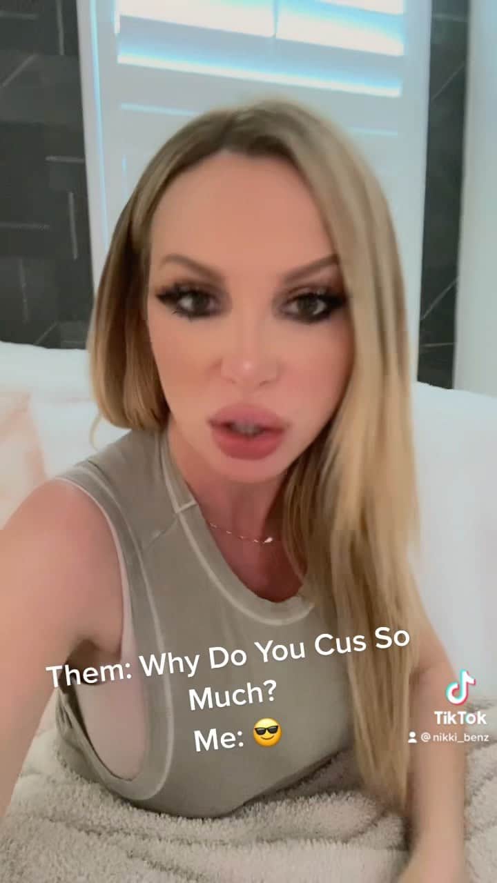 ニッキー・ベンツのインスタグラム：「Studies show that people who cus a lot are super honest. F*ck yeah!」