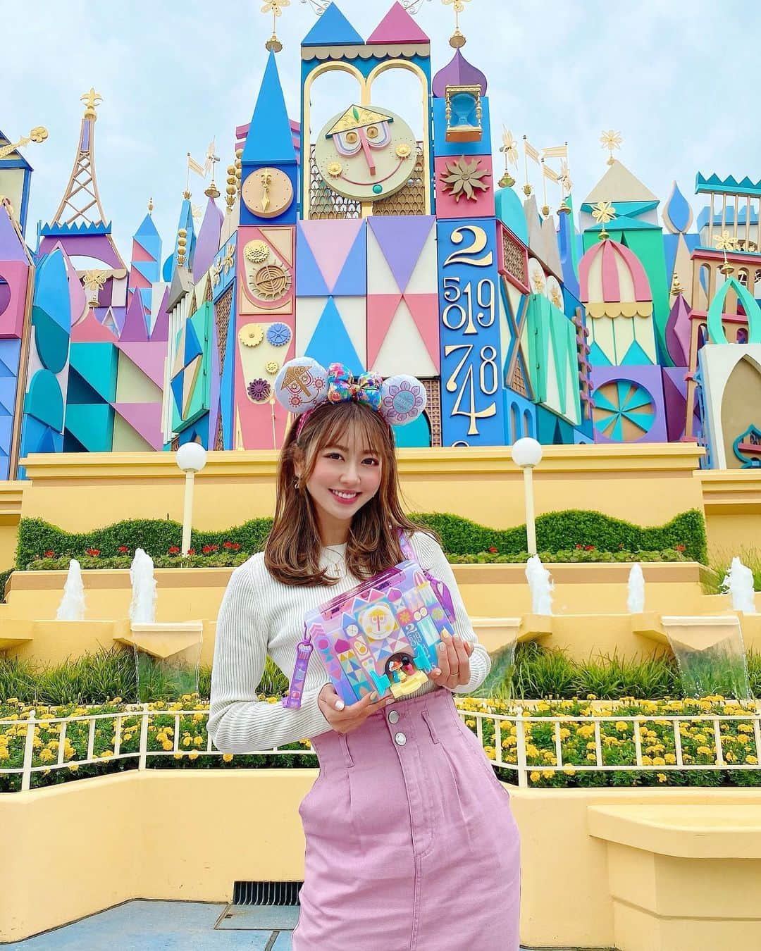のインスタグラム：「スモワコーデでインしたよ🫶🌈  この日のカバンは スモワのポップコーンバケット😂✨  このカチューシャはやっぱり 可愛い🥹💗  子連れディズニーは たくさん癒されるし 初めて観た光景を 目をキラキラさせながら 見てる姿を見れるのが嬉しいよね🥰  とっても楽しい1日でした👏💓  #disney #disneyland #tdl #tdr #tokyodisneyland #tokyodisney #tokyodisneyresort #ディズニー #ディズニーランド #ディズニーコーデ #スモワコーデ #スモワ #イッツアスモールワールド #💗 #disneycode #ディズニーコーデ #happy #smile #kawaii #楽しい時間 #楽しい #夢が叶う場所 #夢の国 #grl #grlコーデ #プチプラコーデ」