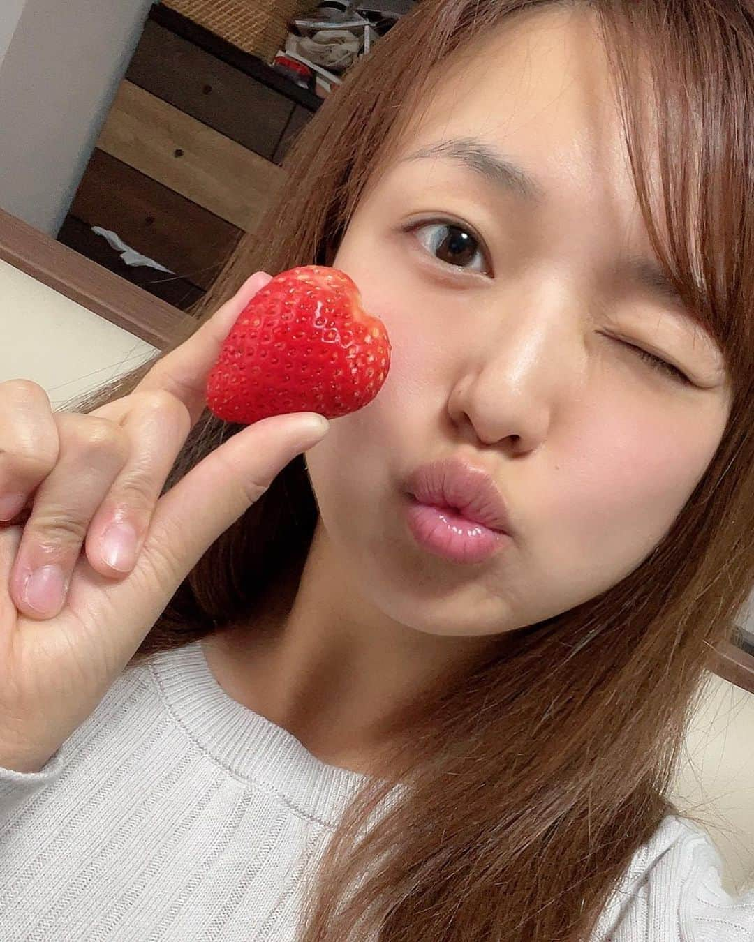 山中真由美のインスタグラム：「久しぶりに😌 . この間いちご食べてたらハートのイチゴが出てきた🍓❤️ こーゆー小さな幸せってほっこりしますっ♪ . そんな中ですが… 私一児の母をしていて授乳も終わってあれ？と思った時に救世主のようなところに行ってまいりました🥺💓 . . サロンの中もとても綺麗で カウンセリングも細かく聞いてもらいました😊 胸の悩みだったり 私は授乳した後だったこともあって 人よりもクーパー靭帯様がお下がりになっているので そこにもアプローチしてもらい少しずつ戻してもらいました😌✨ 4枚目でわかると思いますが 胸の上の部分に膨らみとハリが🥺🥺🥺🥺✨！！ 諦めかけていたものが戻ってとても嬉しかったです☺️❤️ . 知らないことを細かく教えてもらえたり そして多忙の主婦の皆様でもちょっとした時間に♪ 1時間弱で終わるのでとてもありがたかったです❤️ 出産しててもおっぱいは少し戻ってくるんだなって嬉しかった♪ . . そしてなんと私のインスタを見たと言っていただけたら バストアップトリートメントがサービスになるので 気になる方は @honey_bust  さんにDMしてみてください♪ . 私も諦めたくないのでまた通いたいと思います😊✨ . #ハートいちご🍓 #バストアップ #育乳 #バストケア #エロふわバスト #エロふわバストは作れる #エロふわボディ #honey  #山中真由美 #産後ケア #産後 #ママドル #一児の母」