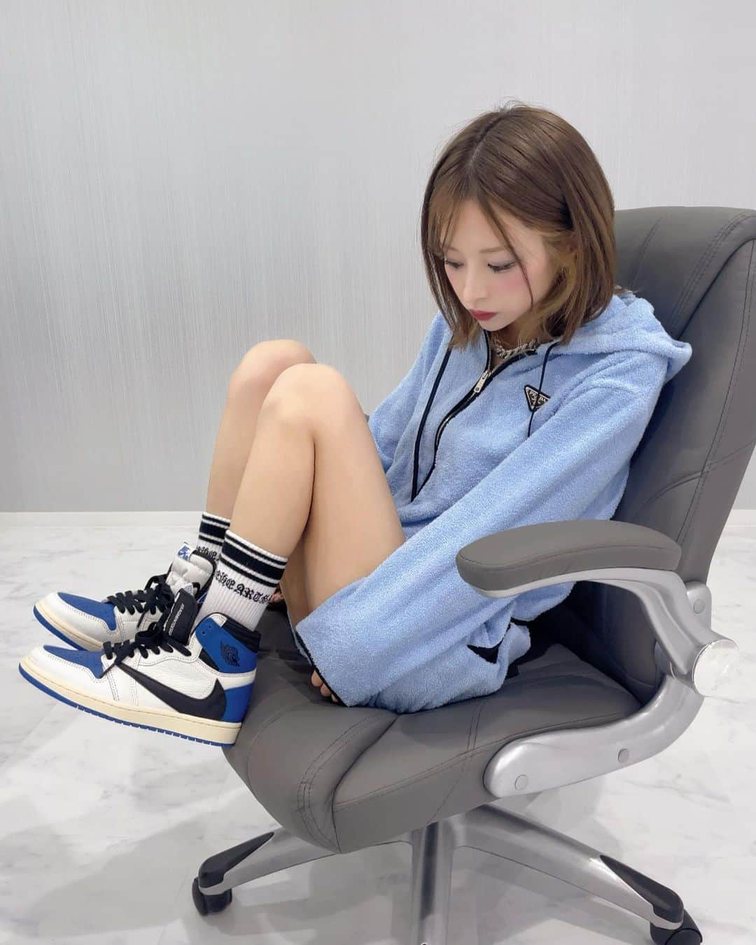 門りょうのインスタグラム：「新しい趣味スニーカー👟 これから収集がんばります💙🤍💙」