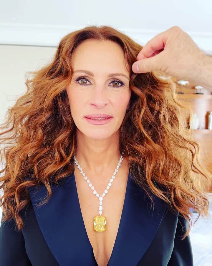 ジュリア・ロバーツのインスタグラム：「Faux Boom From France! 🇫🇷😘❌」
