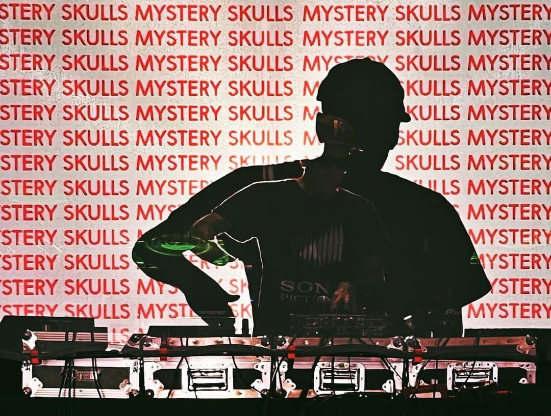 ミステリー・スカルズのインスタグラム：「Tag your photos & videos of the Beam Me Up Tour with #MysterySkullsLive」