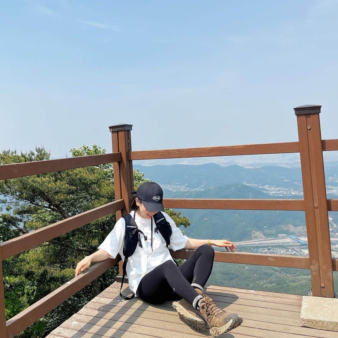 ウォン・ジナのインスタグラム：「@_yoonkyoung 🌿😆💜얼마만의 등산인지😂」