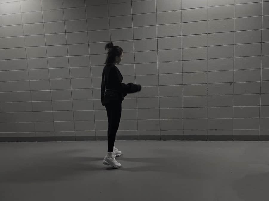平大路えみのインスタグラム：「ちょっと前に、思いがけずたくさん歩くことになり、 歩くには適していない靴を履いていたので、靴がかわいそうで、急遽買ったエアーマックス。  ひょんなことから仲間入りしたわけだけど、どんどん好きになってく♥︎」