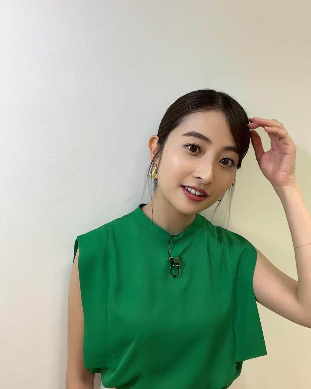 日比麻音子のインスタグラム：「オオカミ少年今夜！7じ！ ぜひに🐺。  #クールな一枚が撮りたいお年頃 #頭がかゆいわけではないけれど。 #オオカミ少年 #金曜日」