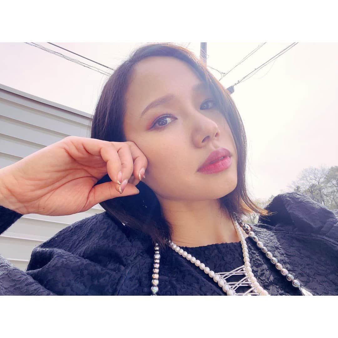 のインスタグラム：「． #探偵が早すぎる @hayasugi_tantei  明日香メイク&他オフショ💄 メイクも派手目でしたよ。 毎回アイカラーやリップ変えていました。 主に　@celvoke.jp の個性豊かなコスメを使ってたことが多く、中々使わない色も楽しませて頂きました♪ (ちなみに2枚目ストリートダンサー変装時のテーマはK-pop) ３話の滝藤さんとのトリック返しシーンは二人して身体張って作り上げたため、今回の撮影日々の中でも思い出深いシーンになりました。実はこんな斜面でやってました、あそこ(10枚目)私どこでしょう？😏 #応援ありがとうございました #また皆さまに会いたい仕事したい」