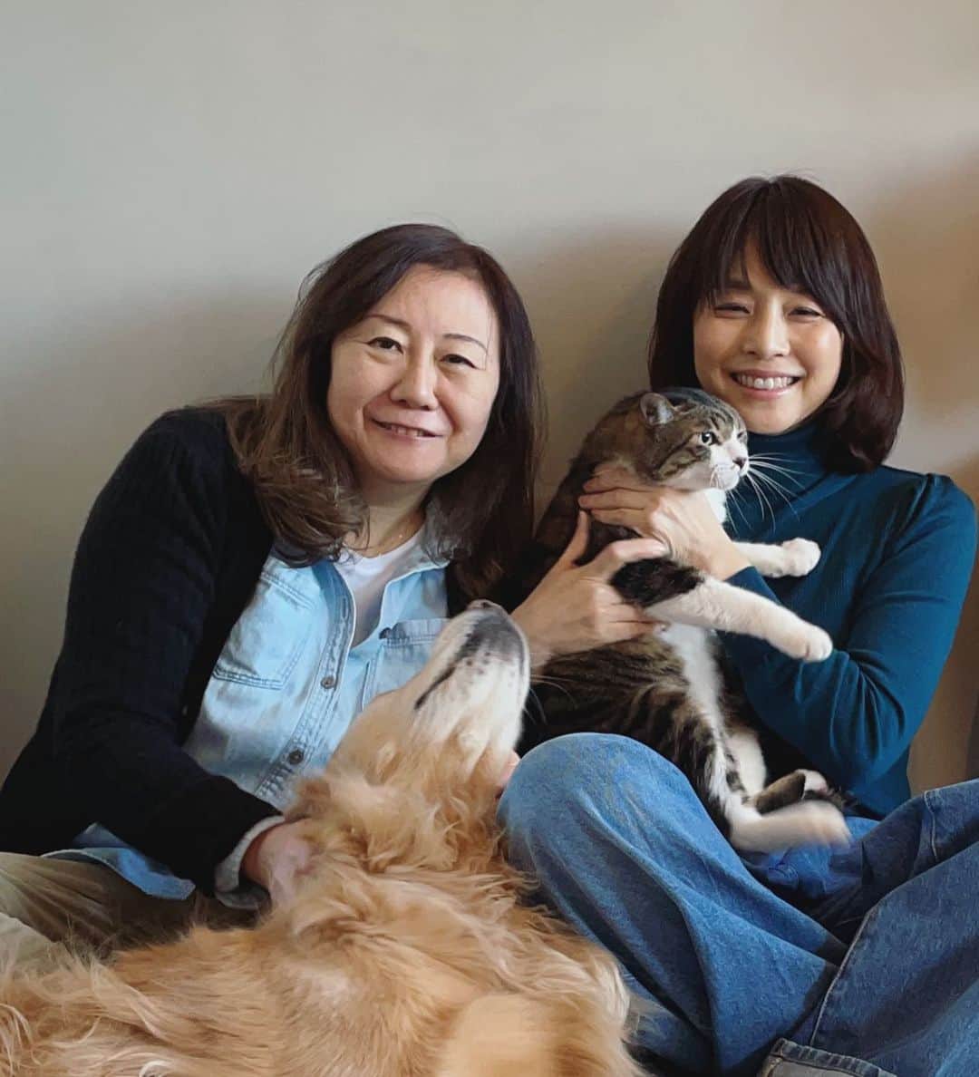 石田ゆり子さんのインスタグラム写真 - (石田ゆり子Instagram)「お知らせです🙏🏻👏🏻‼️  本日 2022/5/20 飼い主のいない犬猫たちの 医療を支援する仕組みをつくる 「ハナコ・プロジェクト」を スタートいたします。  動物たちのために 何かしたいといつも 思ってきました。 事あるごとにその思いを分かちあってきたディレクターであり作家の 山田あかねさん @aka720 と共に、およそ２年前から 温めてきたプロジェクトです。 どうか共に、この仕組み作りに 参加してください👏🏻👏🏻😊😊 @hanako_project の プロフィール画面から ホームページに飛ぶことができます。 そこで クラウドファウンディングを しております。 一人一人の力は小さくても みんなの力が集まれば この仕組みづくりは 犬猫たちの未来をかならず 明るくしてくれると信じています。 私は拙著「ハニオ日記」の 印税を全てこのプロジェクトに 寄付いたします。 ハニオ日記を購入してくださった皆さま 本当にありがとうございました。 これからも末長く よろしくお願いいたします。  ハナコプロジェクト理事 石田ゆり子」5月20日 15時44分 - yuriyuri1003