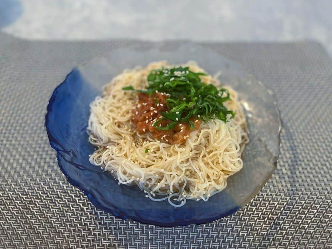 西原愛夏のインスタグラム：「変な時間にお腹すいて梅干しそうめん作った(￣*￣) 思ったより美味しい🥳  暑い夏に良さそう☀️🌈  てきとーレシピ えごま油/麺つゆ/ごま/砂糖/酢 大葉/梅干し/素麺」