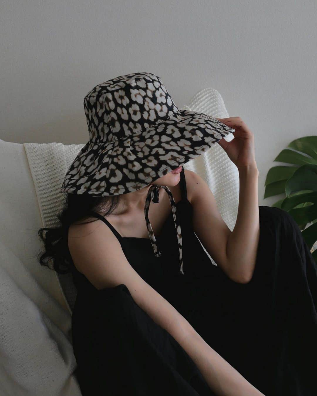 阿部朱梨さんのインスタグラム写真 - (阿部朱梨Instagram)「帽子はね @hm なんだなん🌿  h&mの小物可愛くて でもすぐ無くなったりするから こまめにチェックしに行ってる🤫♡  流行りものとかシーズンものは プチプラがありがたいよね〜！  あと黒のバケハも買ったよん」5月20日 17時06分 - akari_abe