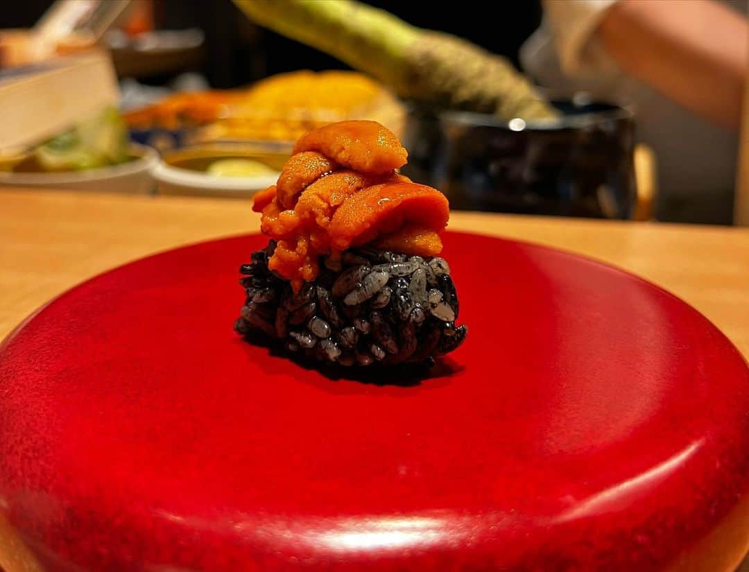 旗手怜央さんのインスタグラム写真 - (旗手怜央Instagram)「念願の黒しゃり🍣  いつもお世話になっているエステプロラボの佐々木会長。  これからもエステプロラボの商品と共に強く、逞しく成長していきます！  #エステプロラボ #黒しゃり #神は腸に宿る #人間は食べたものでできている #美味しかったです #sushi #kuroshari」5月20日 17時24分 - reo__1121