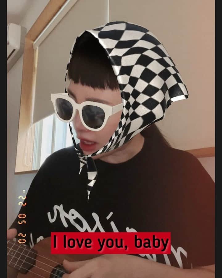 ウェイ・ルーシュエンのインスタグラム：「愛唱歌的阿姨不會自彈自唱，但硬要唱。 落日飛車 - i know you know i love you」